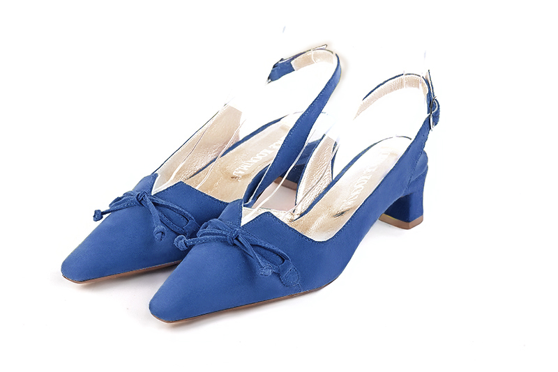 Electric blue women's open back shoes, with a knot. Tapered toe. Low kitten heels. Front view - Florence KOOIJMAN